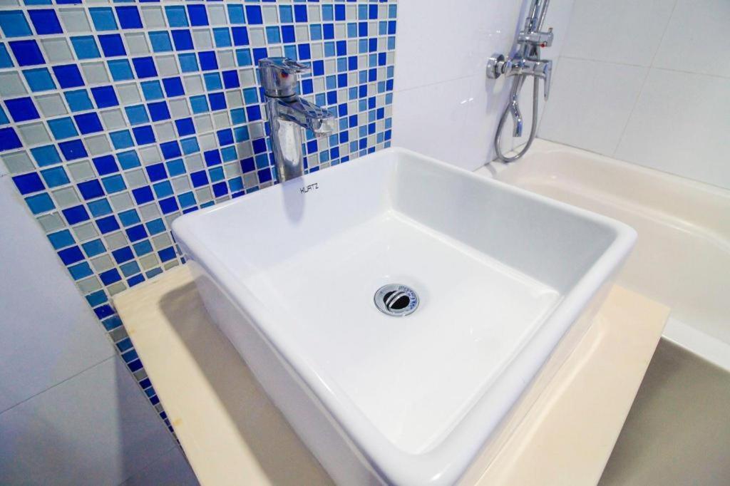 Hotel Dream World Araneta Cubao Кесон-Сити Экстерьер фото
